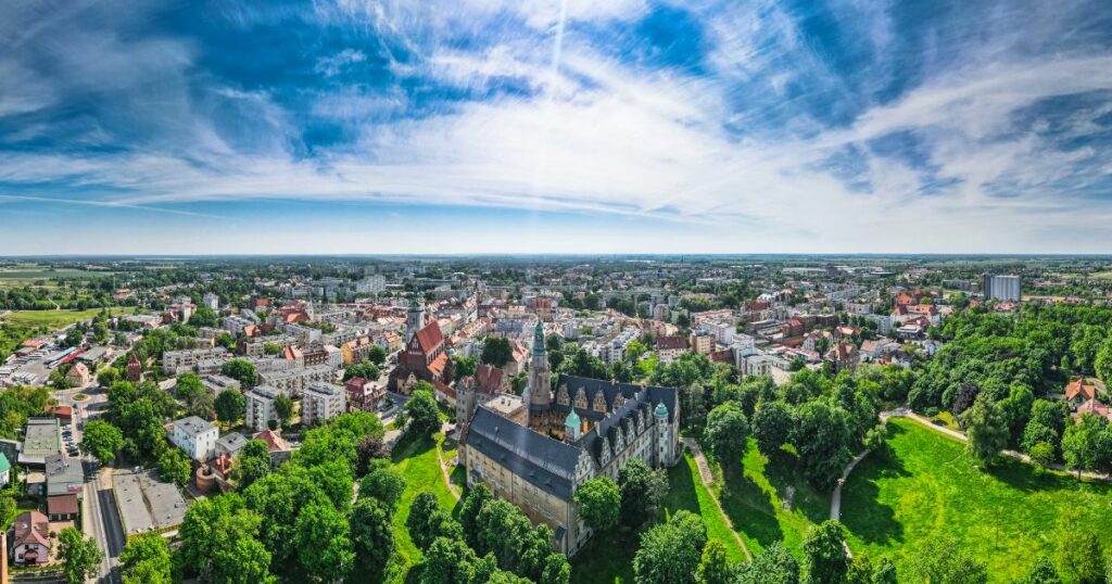 Panorama miasta z lotu ptaka na Dolnym Śląsku w słoneczny dzień – odliczanie do ferii Dolnośląskie i zimowy wypoczynek w regionie