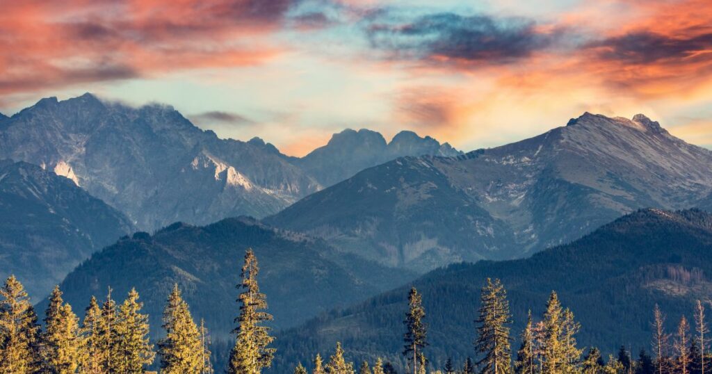 Widok na Tatry o zachodzie słońca – zimowy klimat gór i odliczanie do ferii Małopolskie
