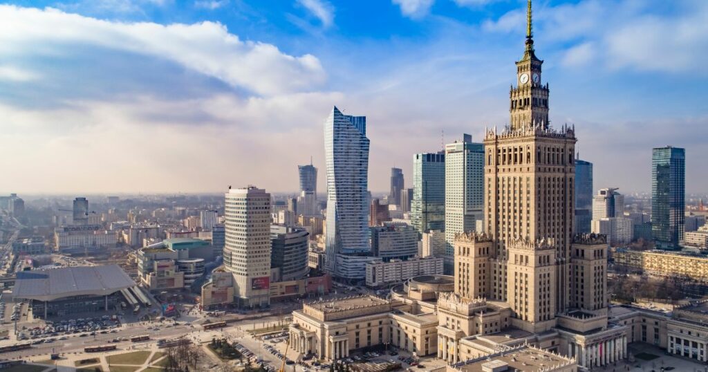 Panorama centrum Warszawy z Pałacem Kultury i nowoczesnymi wieżowcami – zimowe miasto i odliczanie do ferii Mazowieckie