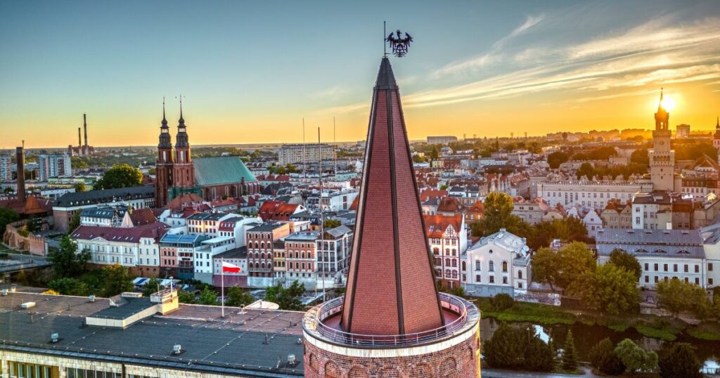 Panorama Opola o zachodzie słońca z widokiem na wieże i zabytkową starówkę – zimowa atmosfera i odliczanie do ferii Opolskie