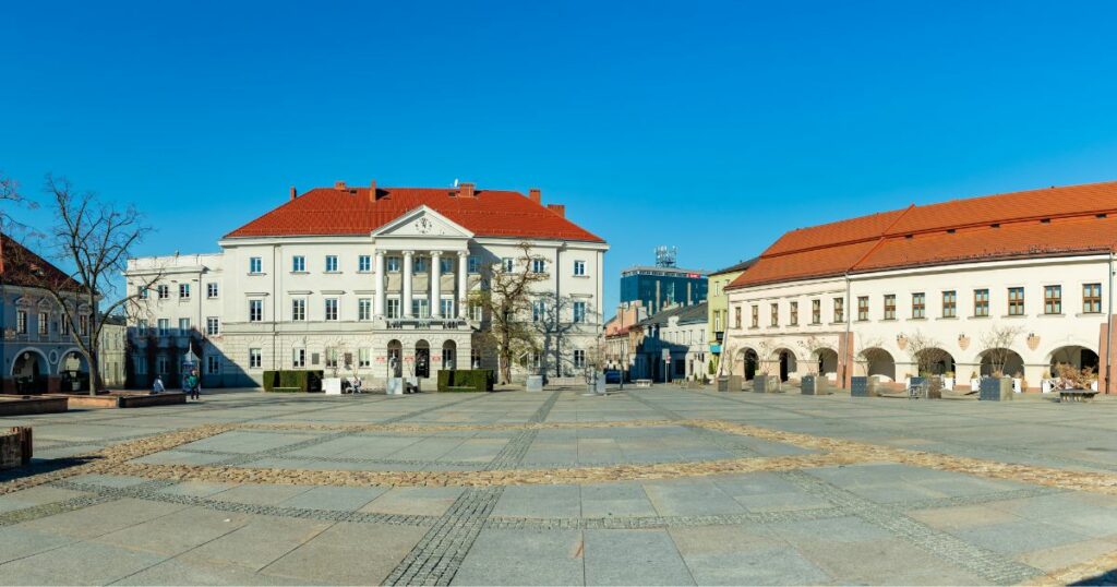 Rynek w Kielcach w słoneczny dzień – symboliczne odliczanie do zimowych ferii w województwie świętokrzyskim