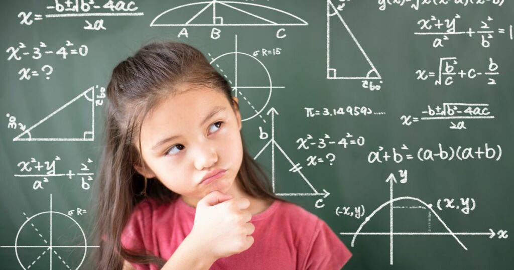 Zamyślona uczennica na tle tablicy z równaniami – koncentracja i odliczanie do egzaminu ósmoklasisty z matematyki