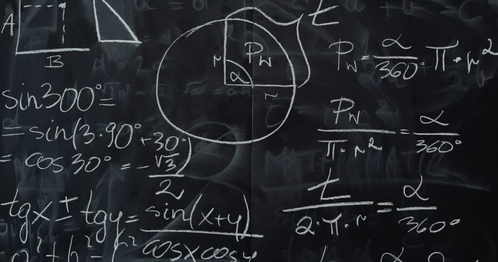 Tablica szkolna z zapisami wzorów i równań matematycznych – intensywna nauka i odliczanie do matury z matematyki